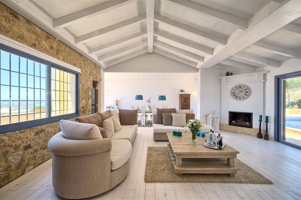 Estepona Makelaars - mooie stijlvolle villa in de bergen van Estepona